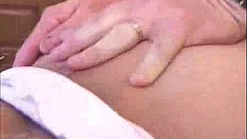 Мускулистый парень чпокнул абитуриентку в джинсовой юбке в анально-вагинальное отверстие