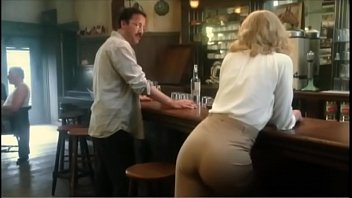 Тайка мастурбирует на секс машине на столе, а два молодчика и её подруга смотрят